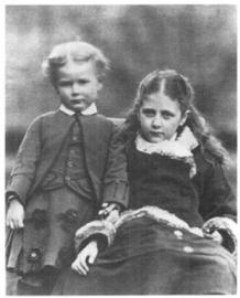 Beatrix con su hermano Bertram.